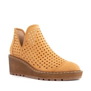 CECELIA NEW YORK Georgie Wedge Bootie Mustard US 9